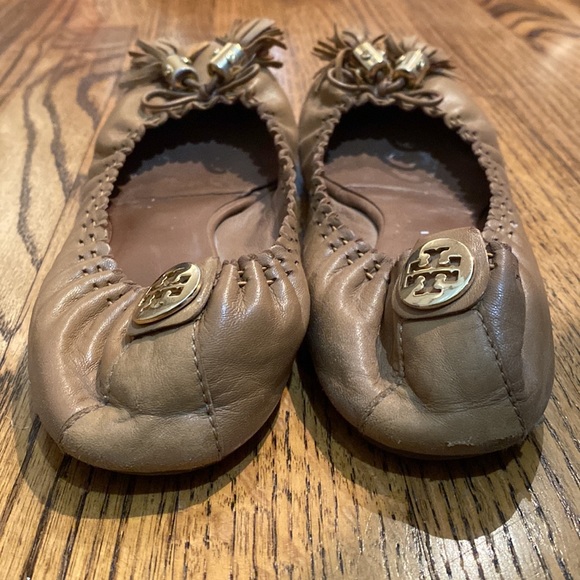 Tory Burch tan tassel flats - Picture 3 of 5